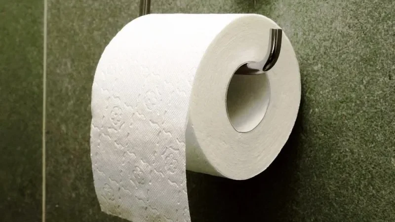 Рулон туалетного паперу на тримачі