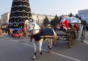 Новорічна ялинка і Дід Мороз в Луганську