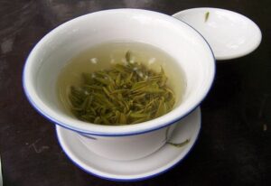 Листки зеленого чаю заварюються у китайській гайвані.