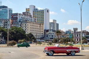 Старі автомобілі на вулицях сучасної Гавани