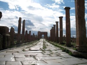 Давньоримські руїни Тімгада з аркою імператора Траяна.