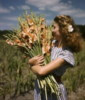Жінка з гладіолусами