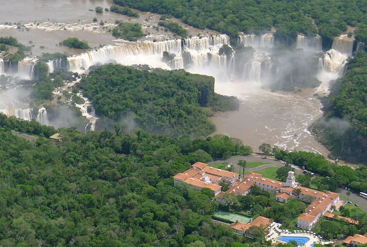 Готель біля водоспаду Ігуасу в Бразилії