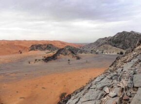Пустеля і гори - типовий краєвид Оману
