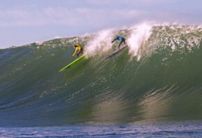 Серфінгісти підкорюють величезну хвилю