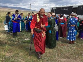 Монголи у традиційному вбранні