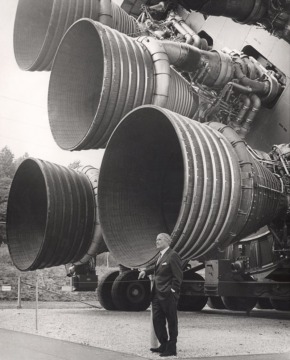 Вернер фон Браун біля ракети-носія "Сатурн V"