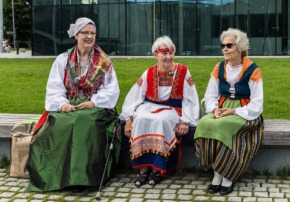 Жінки у фінських народних костюмах