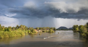 Грозові хмари над річкою Меконг