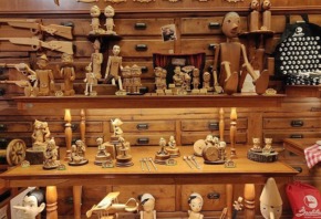 Магазин з продажу іграшок з деревини