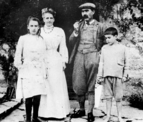 Редьярд Кіплінг з сім’єю