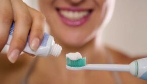 Просто чистити зуби недостатньо