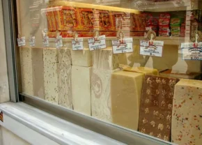 Халва на вітрині магазину у Стамбулі