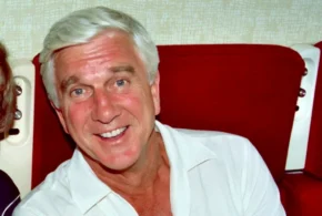 Леслі Нільсен на борту літака