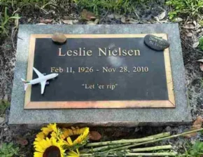 Надгробок на могилі Леслі Нільсена