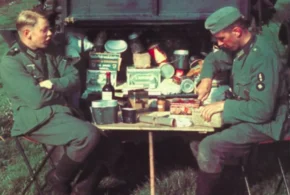 Німецькі солдати обідають