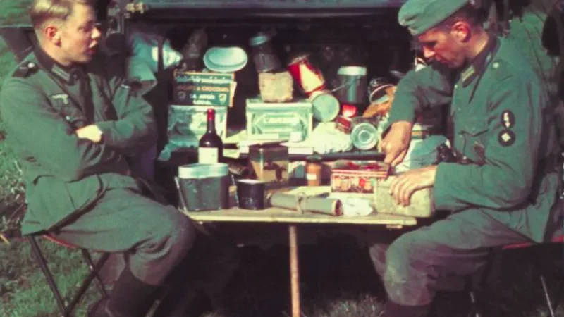 Німецькі солдати обідають