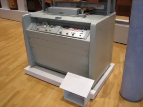 Перший відеомагнітофон "Ampex VR 1000B"